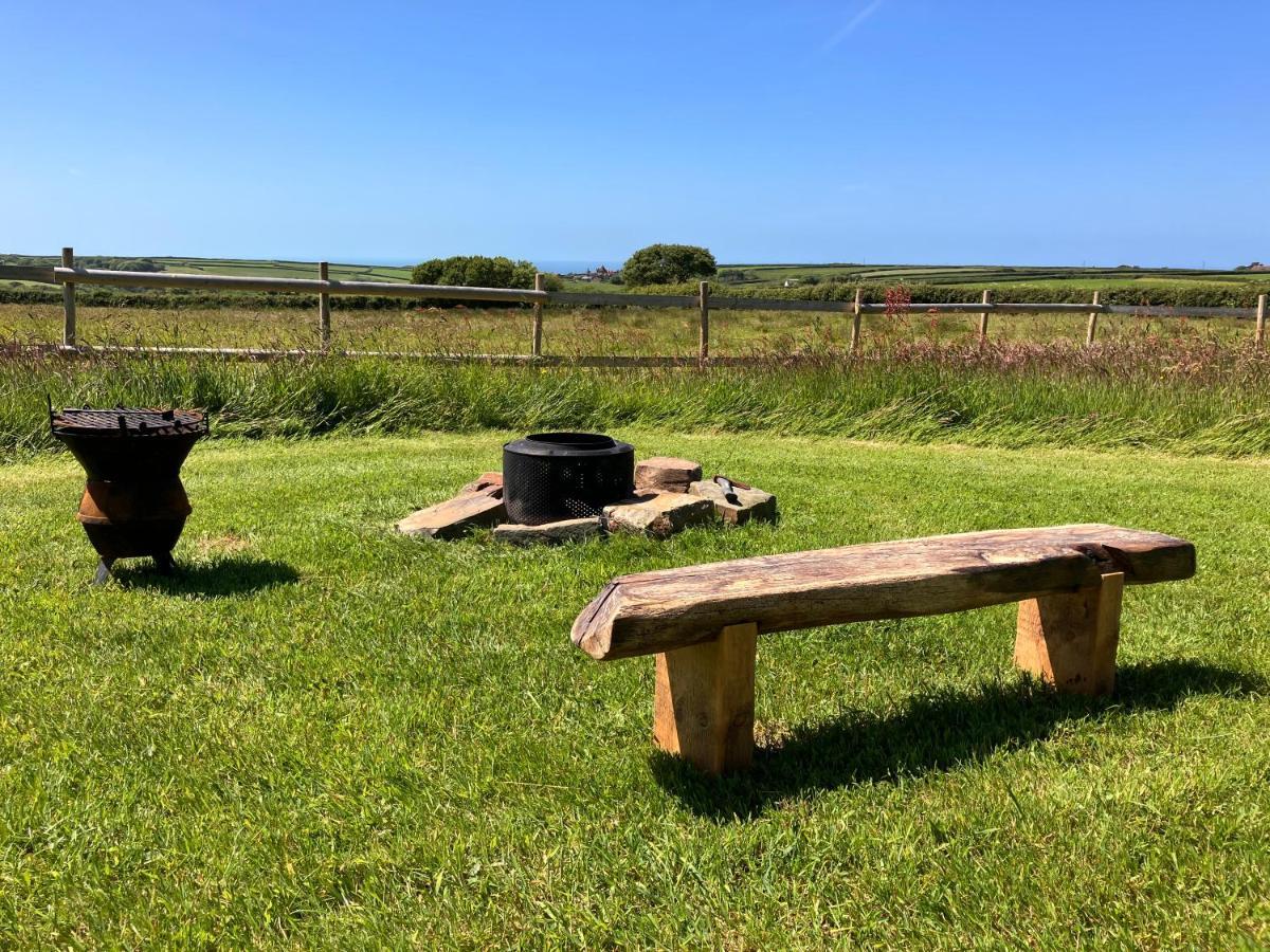 Shepherds Hut In A Private Meadow With Sea Views Hartland Dış mekan fotoğraf