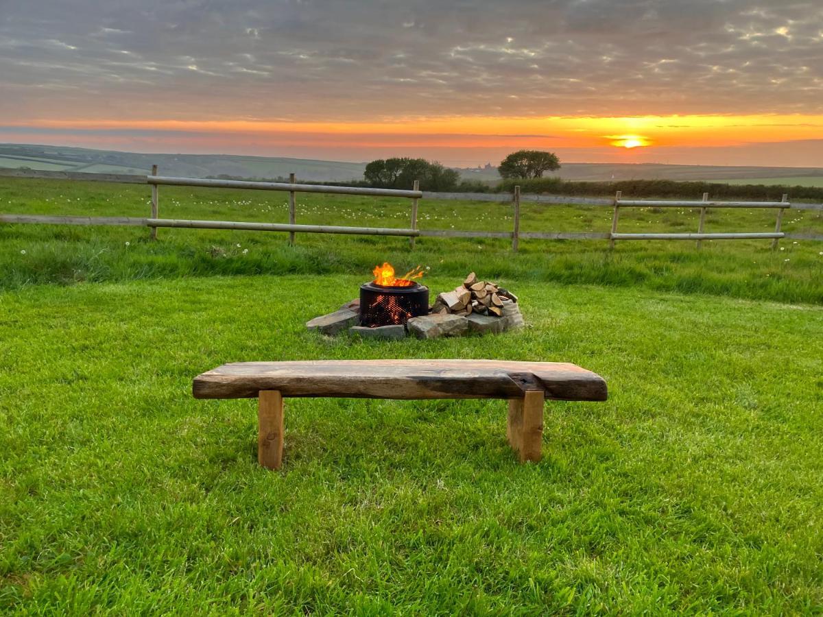 Shepherds Hut In A Private Meadow With Sea Views Hartland Dış mekan fotoğraf