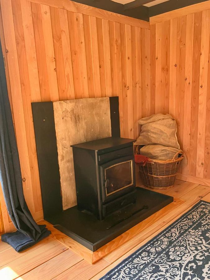 Shepherds Hut In A Private Meadow With Sea Views Hartland Dış mekan fotoğraf