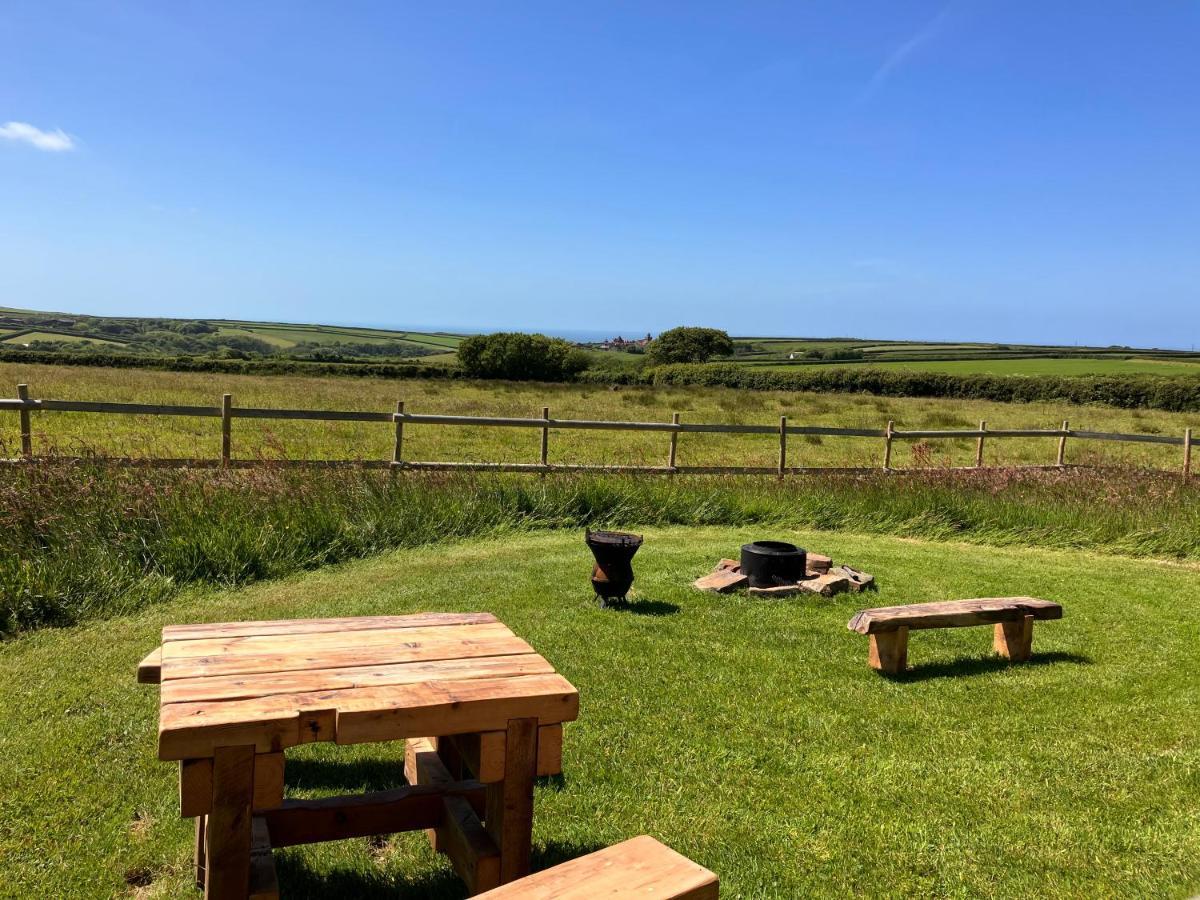 Shepherds Hut In A Private Meadow With Sea Views Hartland Dış mekan fotoğraf