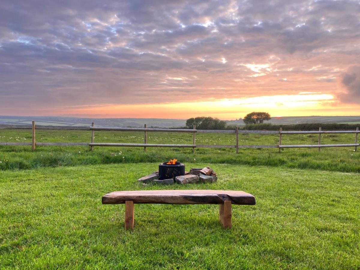 Shepherds Hut In A Private Meadow With Sea Views Hartland Dış mekan fotoğraf