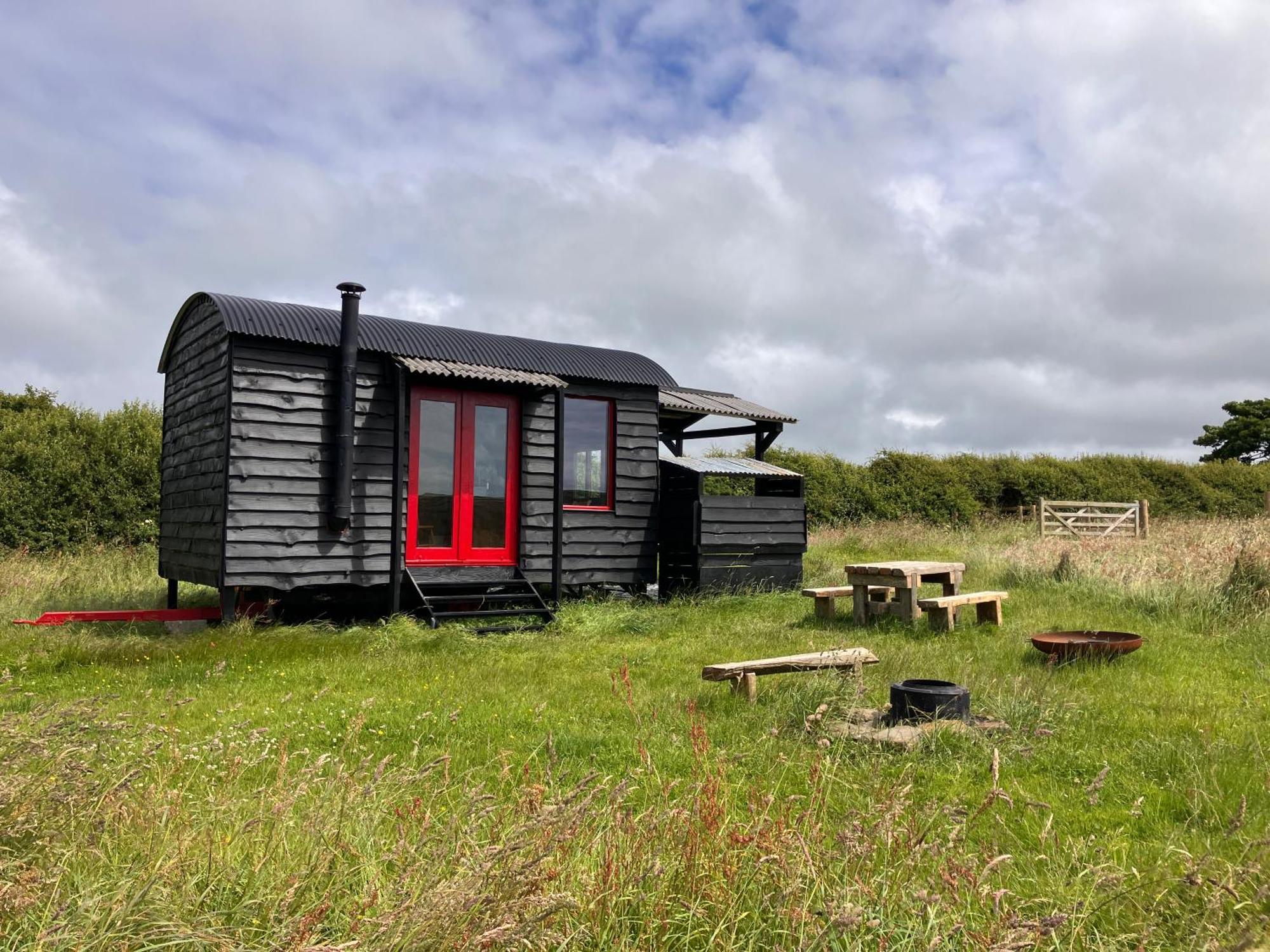 Shepherds Hut In A Private Meadow With Sea Views Hartland Dış mekan fotoğraf