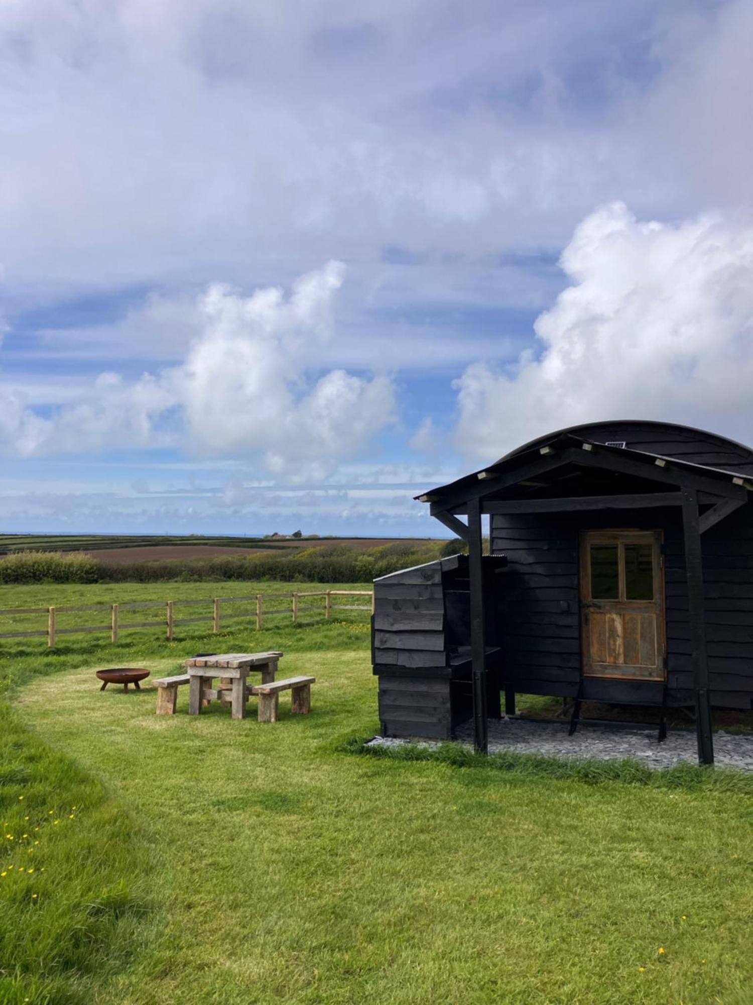 Shepherds Hut In A Private Meadow With Sea Views Hartland Dış mekan fotoğraf