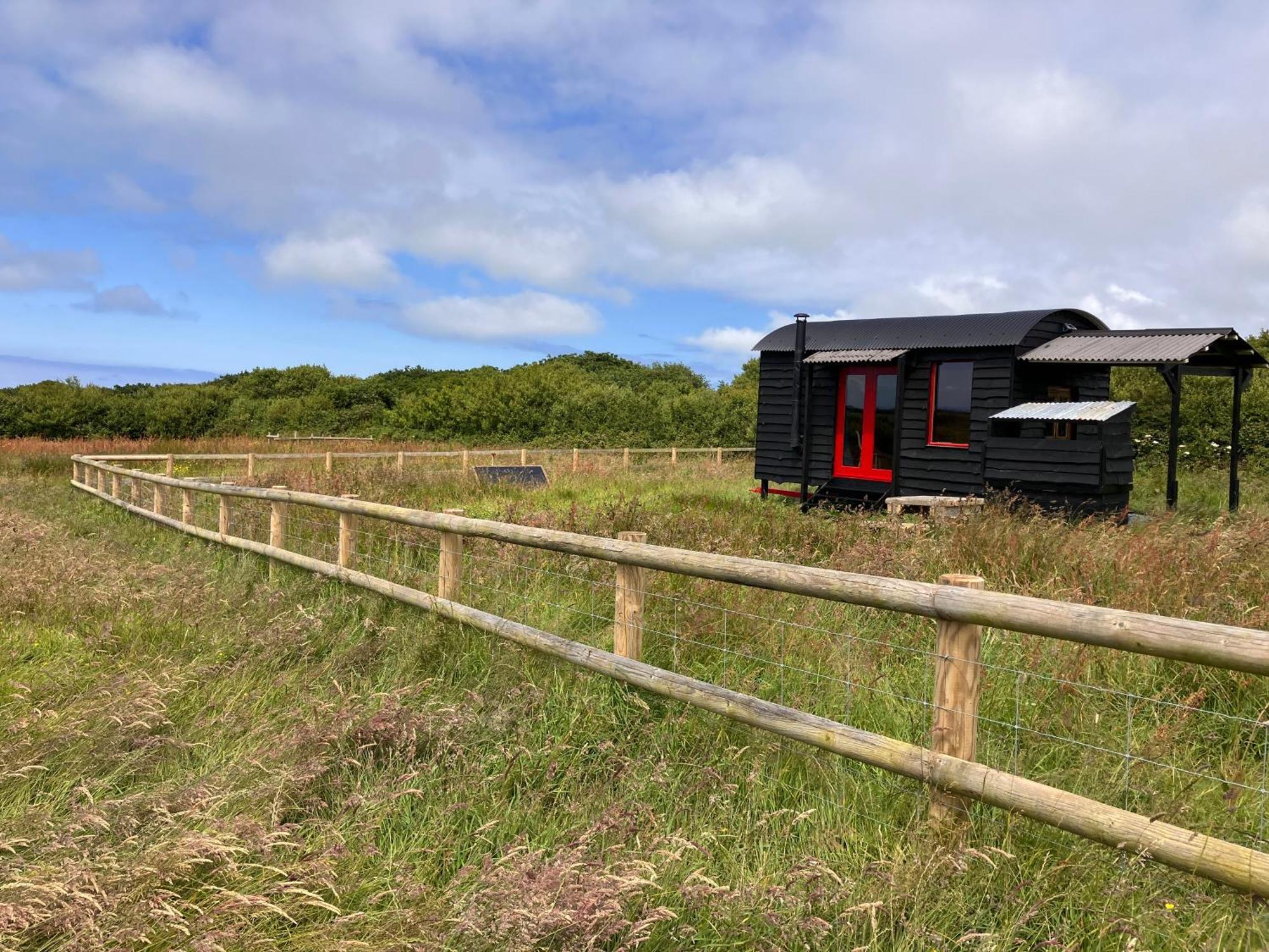 Shepherds Hut In A Private Meadow With Sea Views Hartland Dış mekan fotoğraf